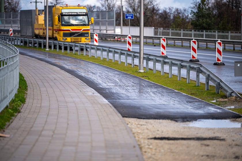 Przybywa asfaltu na kolejnych odcinkach drogi rowerowej na alei Wielkiej Wyspy.